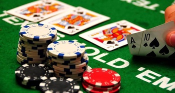 Texas Hold'em-bord med spelmarker och spelkort.